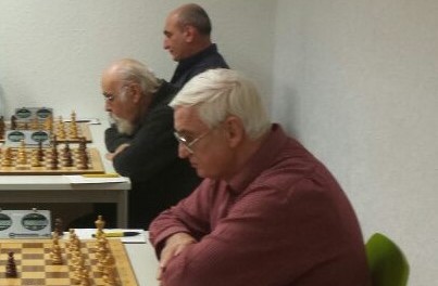 Albstadts Pensionäre am Brett im Einsatz: vorne Rolf Schönegg, dahinter Reginald Borkert (im Hintergrund Edik Hovhannisyan).