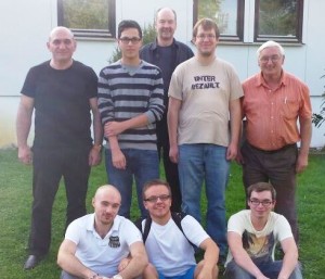 Bezirksblitzmannschaftsmeisterschaft 2014: Stehend: Edik, Johannes, Peter, Klaus und Rolf. Sitzend: Artur, Benny und Alex.