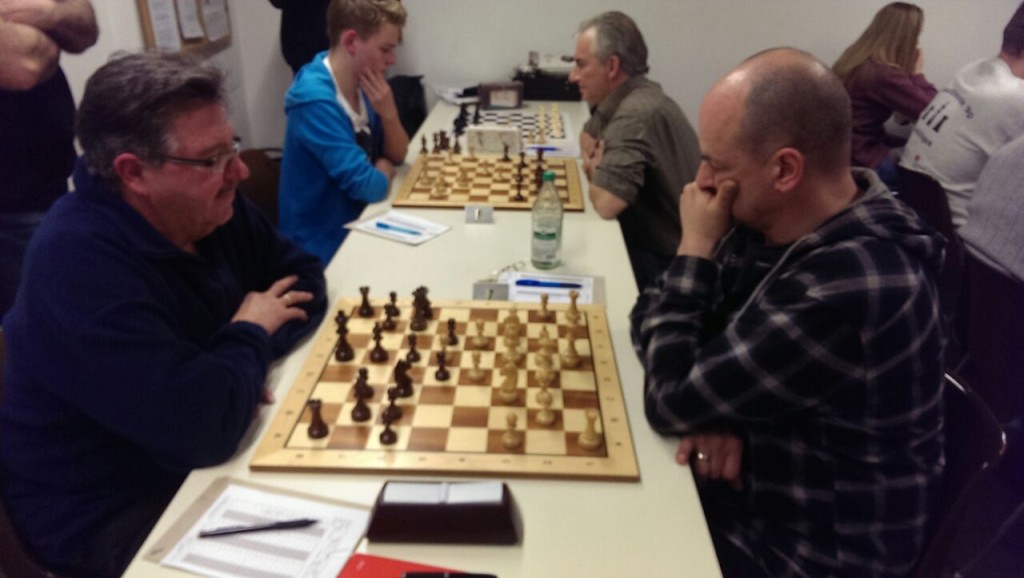Peter Masuero (rechts) sucht, gegen den Vorsitzenden der Geislinger Schachfreunde Martin Renner (links), lange nach dem richtigen Plan.
