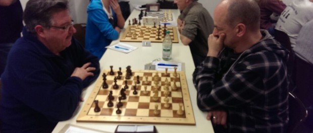 Peter Masuero (rechts) sucht, gegen den Vorsitzenden der Geislinger Schachfreunde Martin Renner (links), lange nach dem richtigen Plan.